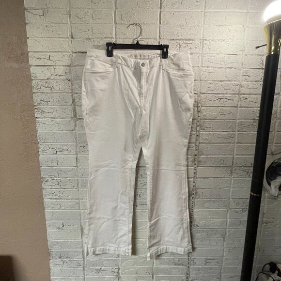 Eddie Bauer NWT Women's White Curvy Trouser Denim Jeans. Plus Size 18 - Picture 2 of 12